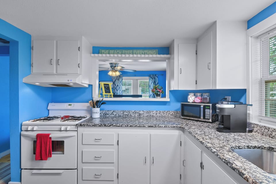 Whip up your favorites in our sleek, spacious kitchen—perfect for cooking, dining, and making memories. 🔪🥗✨