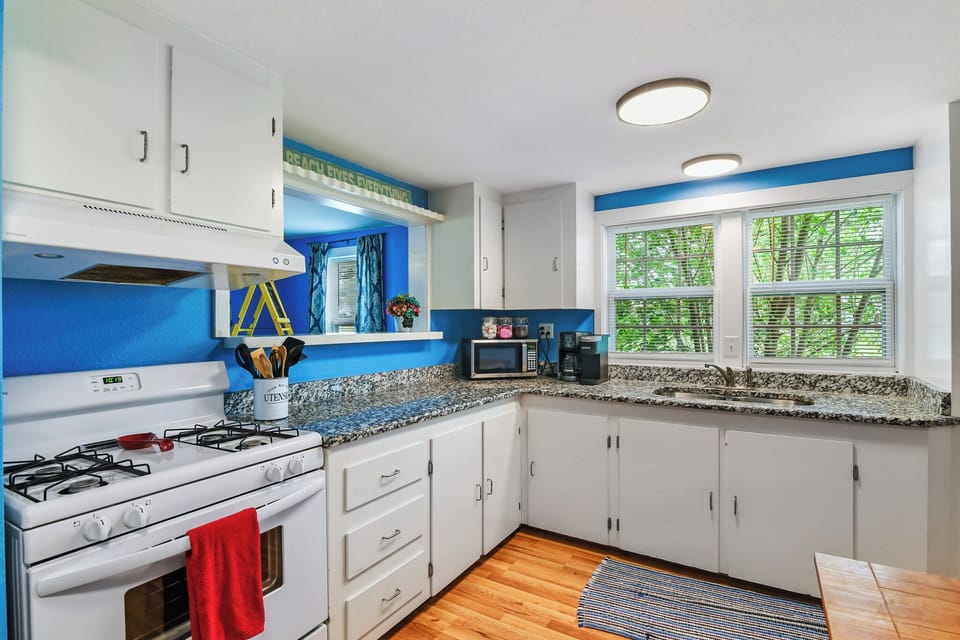 From casual snacks to hearty meals, our kitchen’s equipped for you to cook, connect, and create lasting memories. 🍳🍴