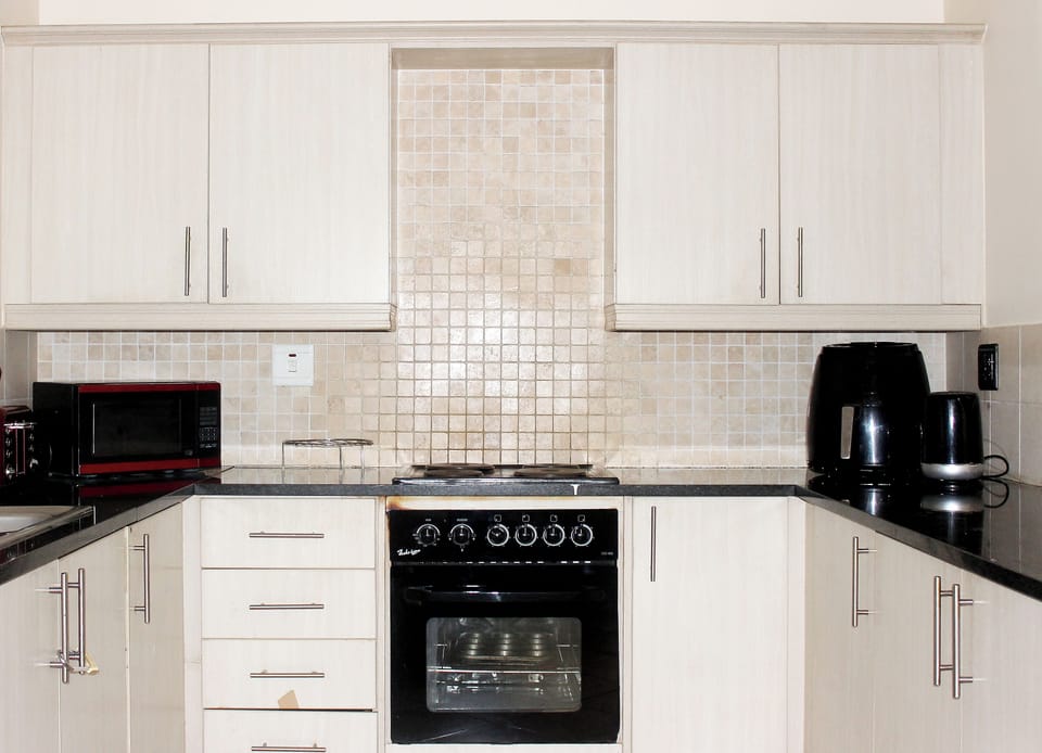 Apartment, 3 Bedrooms, Patio, Garden View | Private kitchen