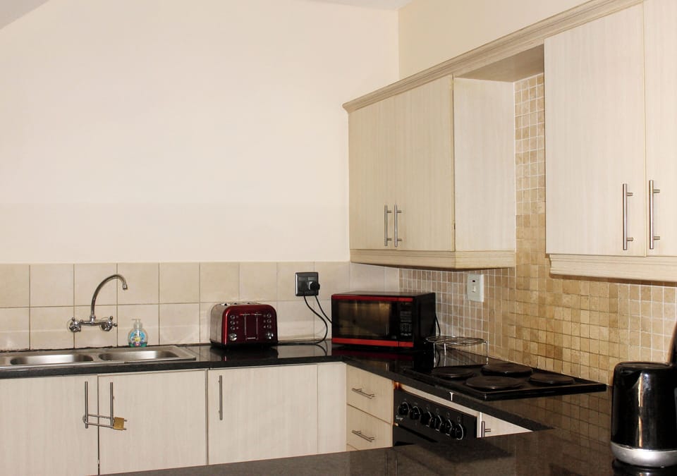 Apartment, 3 Bedrooms, Patio, Garden View | Private kitchen