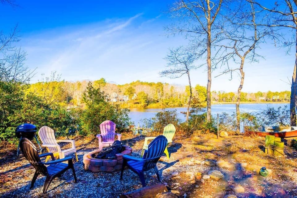 Our waterfront firepit with plenty of chairs for everyone is ideal for gathering around in the evenings whatever the season. In the summer, it offers a place to gather under the stars, while in colder seasons, it provides warmth for chilly evenings.