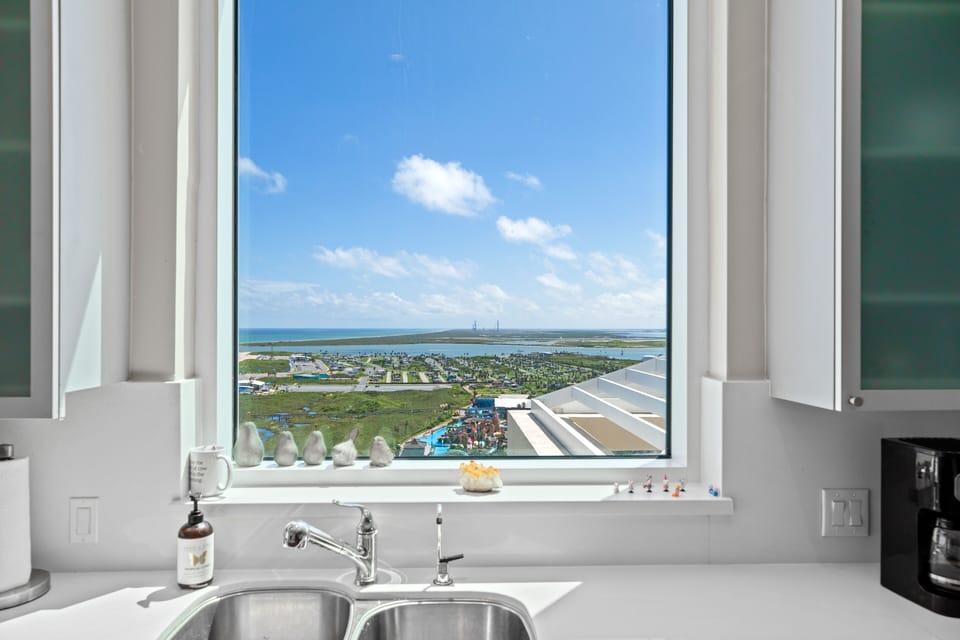 Condo, 3 Bedrooms | Interior