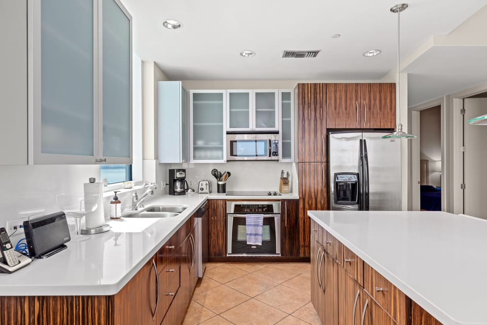 Condo, 3 Bedrooms | Private kitchen | Fridge, oven, coffee/tea maker, toaster
