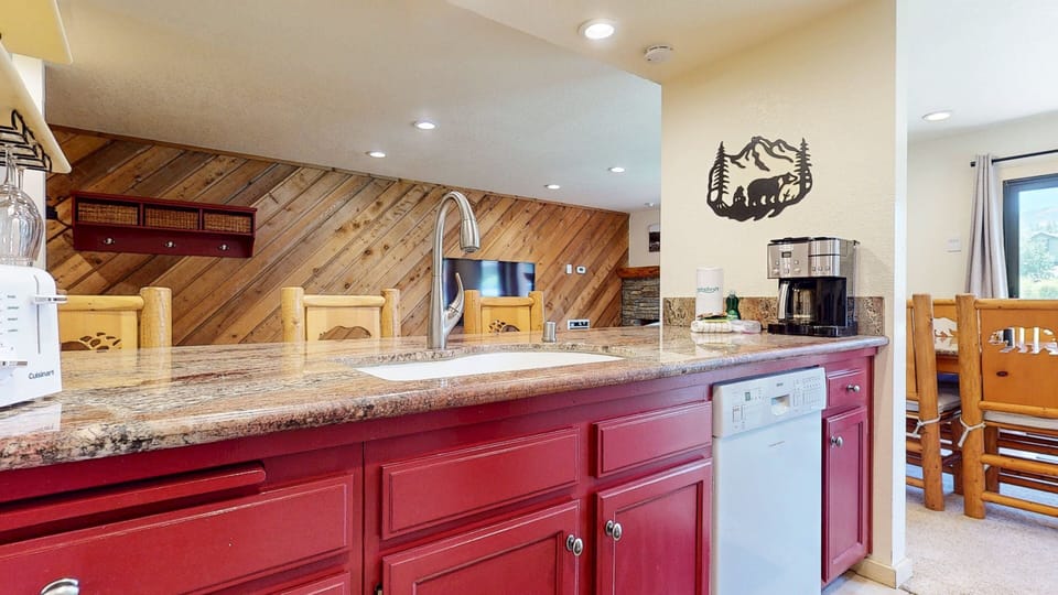 Condo, 1 Bedroom | Private kitchen | Fridge, oven, coffee/tea maker, toaster