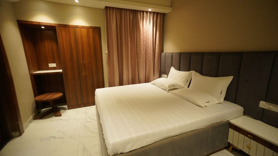 Deluxe Double or Twin Room, Balcony, City View | Free WiFi