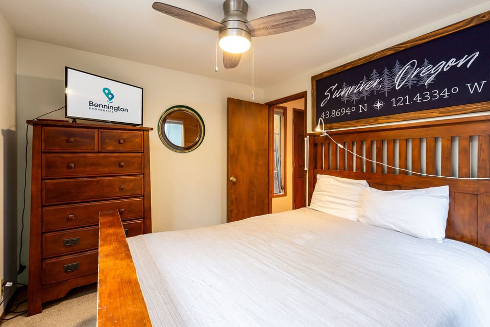 Queen Bedroom - Main Level
