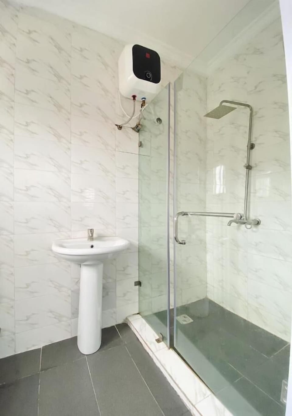 Combined shower/tub, towels, soap, shampoo