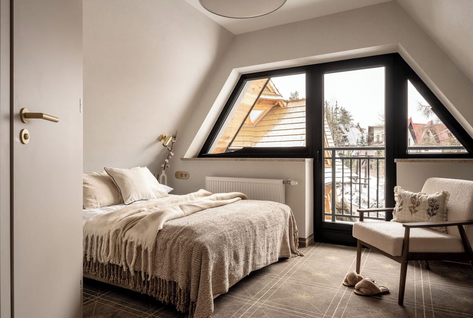 Classic Double Room, Balcony | Desk, blackout drapes, soundproofing, iron/ironing board