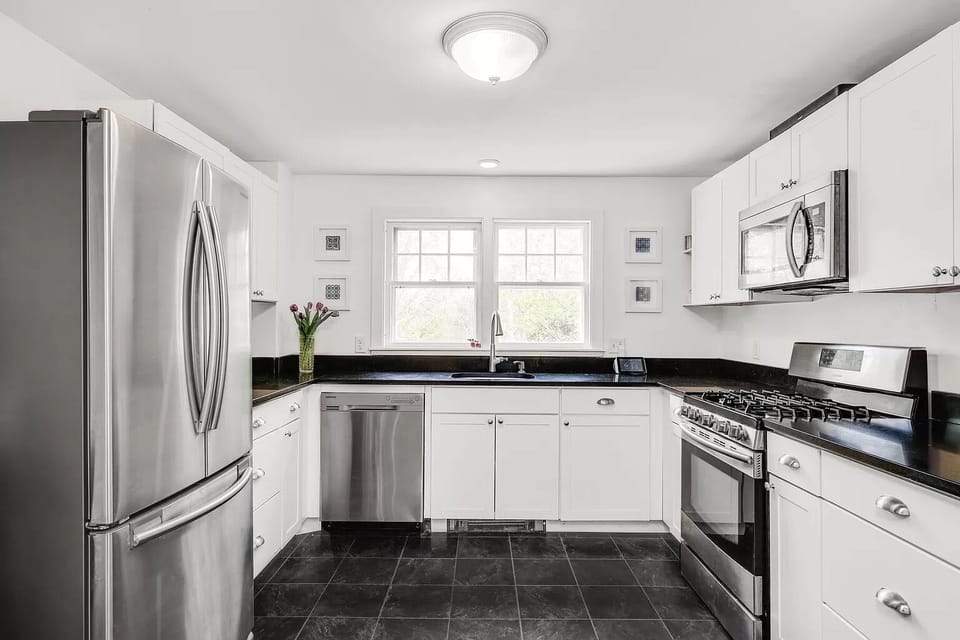 Kitchen- fully stocked
