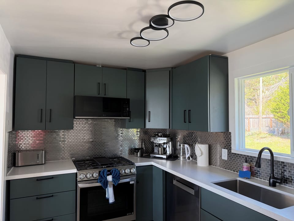 Brand new remodeled kitchen (Nov 2025).  Plus new white goods & kitchenware.