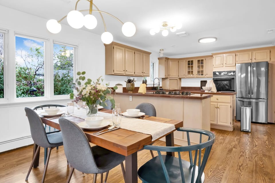 Dining area for 6 people. 