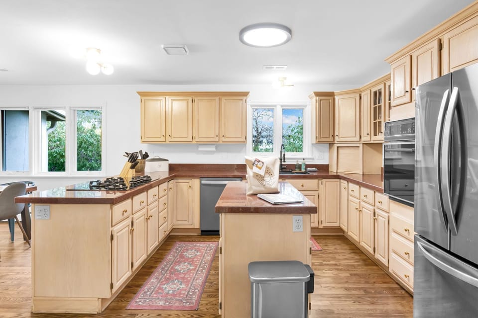 Full kitchen with all the necessities for preparing a delicious meal.