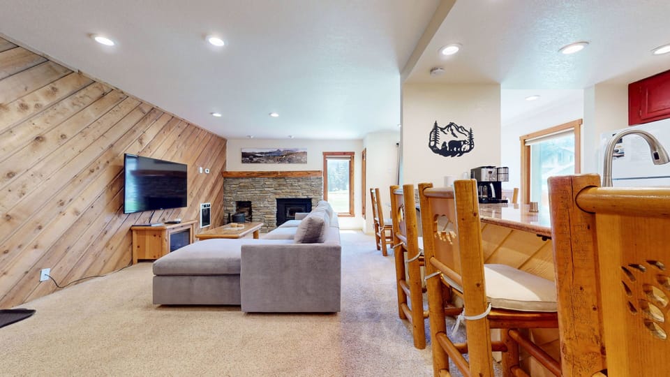Indoors, Screen, Furniture, Living Room, Table