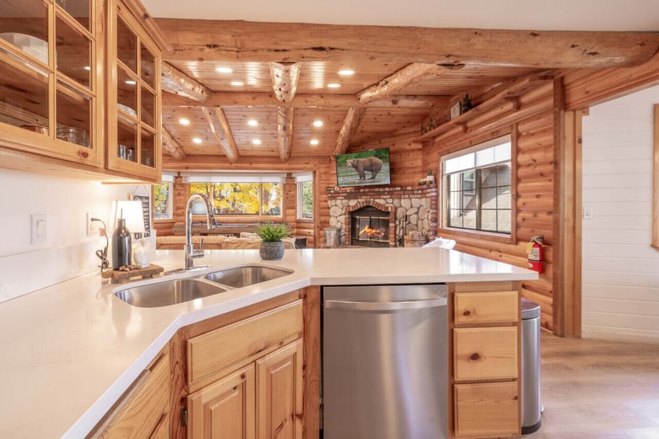 Beautiful updated kitchen with all the appliances