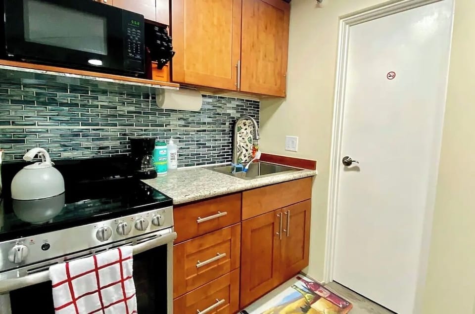Great small kitchen with all the cooking essentials you would need. 