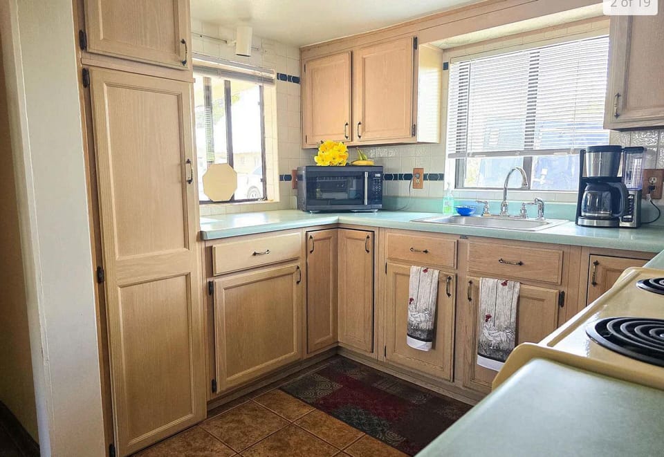 Full-size fridge, microwave, oven, stovetop