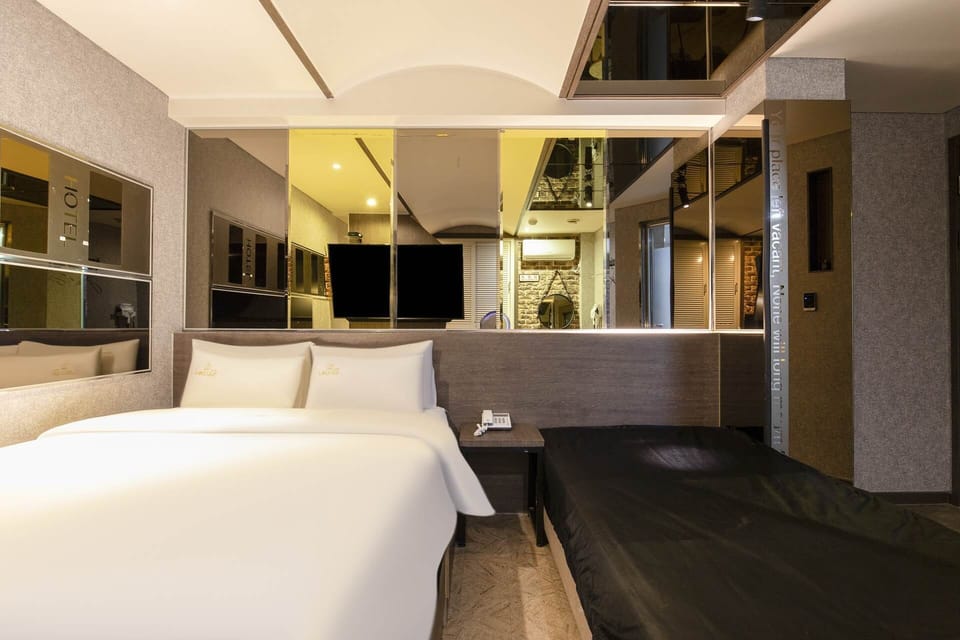 Premier Twin Room | Desk, laptop workspace, free WiFi