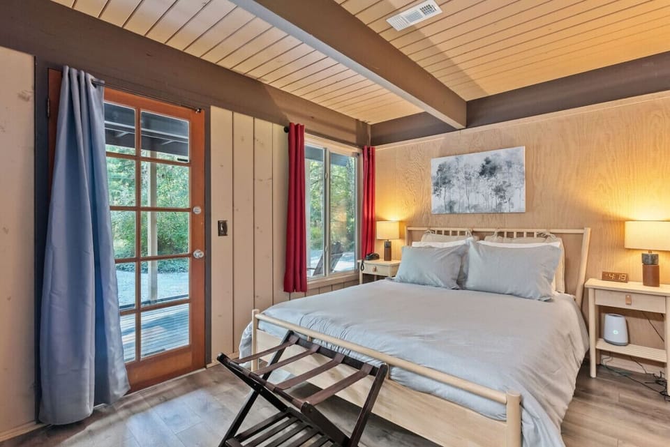 Bedroom on main level w/Queen Bed, outdoor access to front patio!