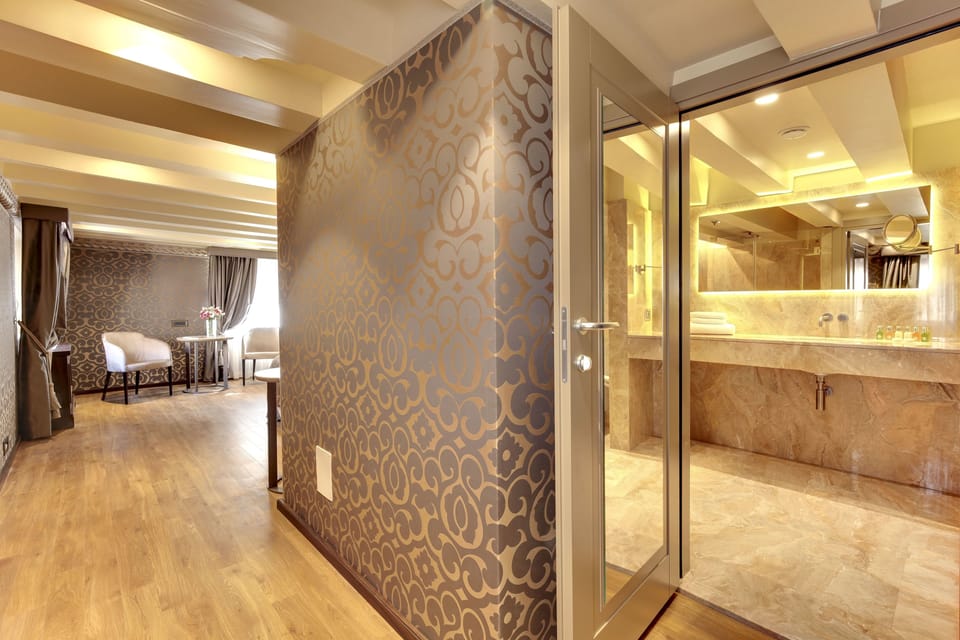 Junior Suite | Bathroom | Free toiletries, hair dryer, bidet, towels
