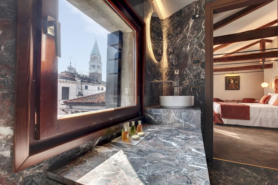 Junior Double or Twin Room | Bathroom | Free toiletries, hair dryer, bidet, towels