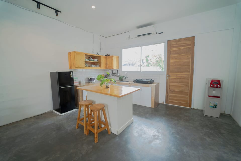 Family Villa | Private kitchen | Fridge, stovetop, cookware/dishes/utensils
