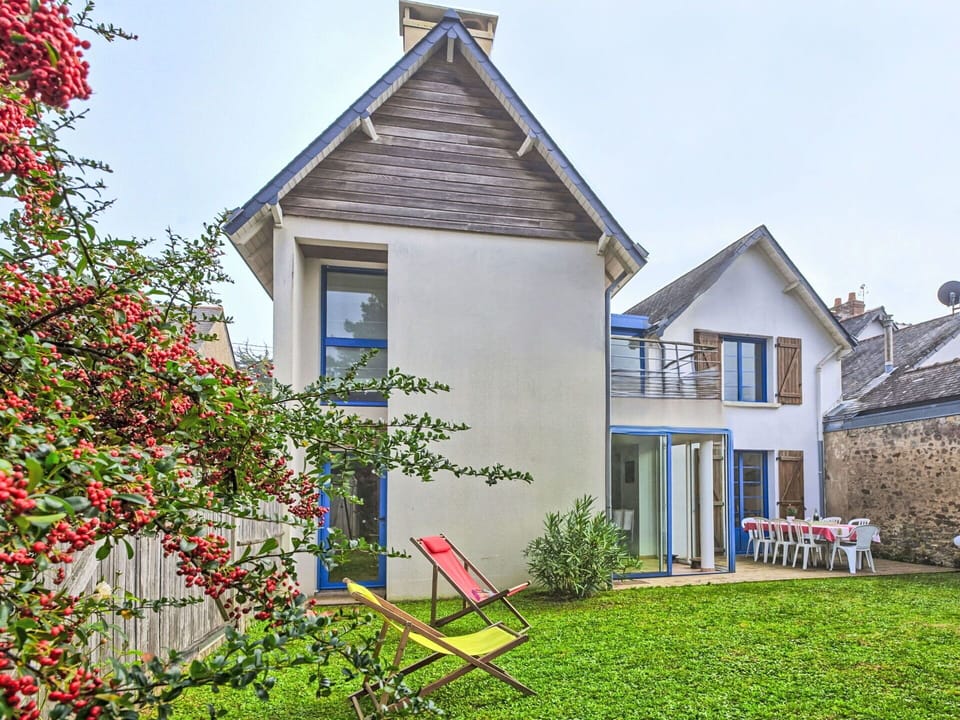 Blue, Wall, Building, House, Residential Area, Home, Facade, Architecture, Shrub, Cottage