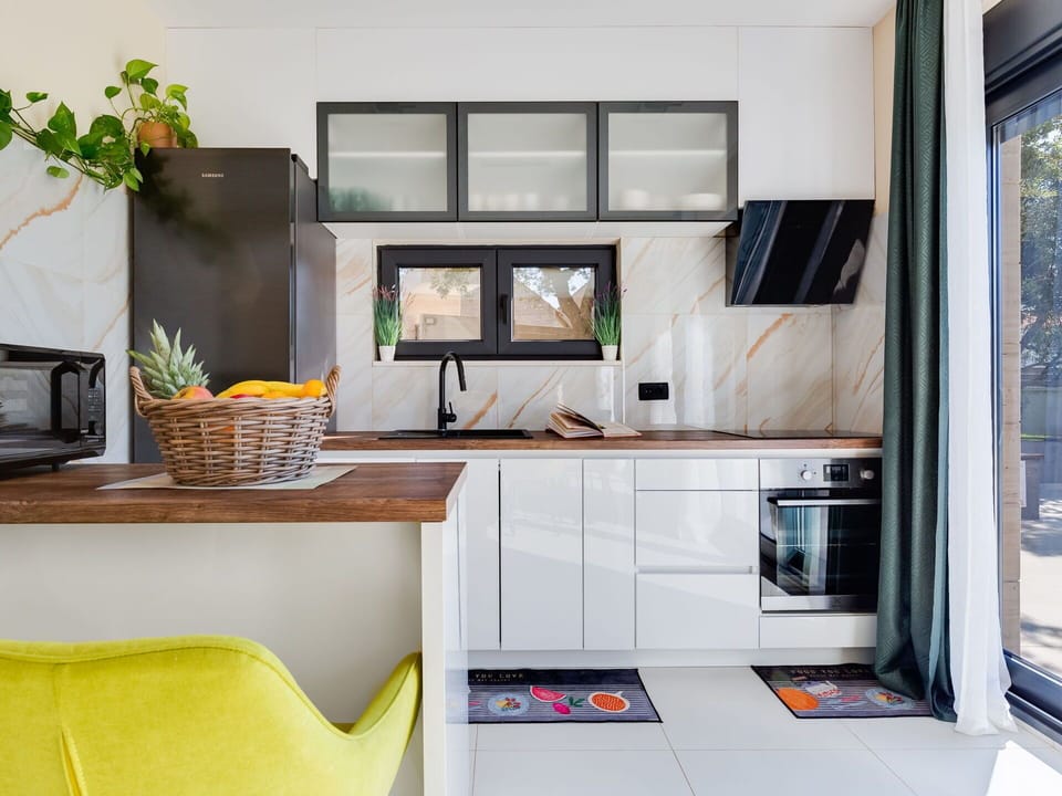 Property, Furniture, Cabinetry, Building, Plant, Flowerpot, Interior Design, Wood, Houseplant, Countertop