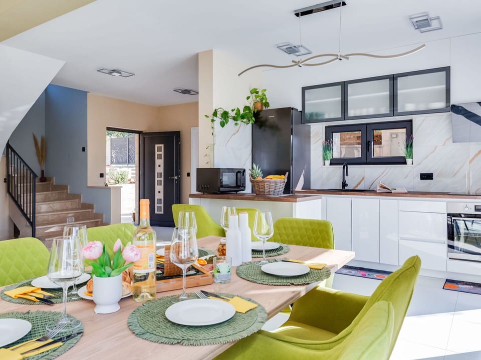 Table, Property, Furniture, Couch, Green, Chair, Tableware, Interior Design, Cabinetry, Architecture