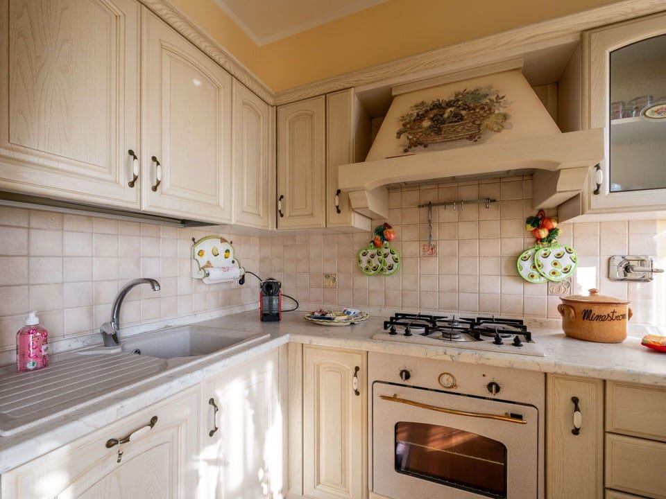 Cabinetry, Countertop, Kitchen Sink, Sink, Property, Kitchen, Tap, Building, Interior Design, Wood
