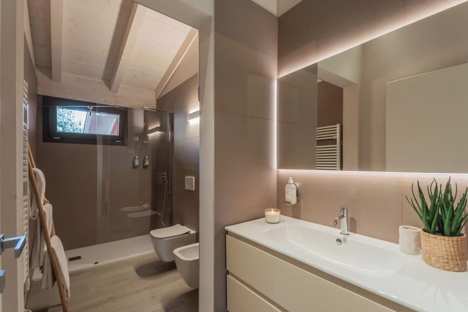 Superior Room | Bathroom | Shower, free toiletries, bathrobes, slippers