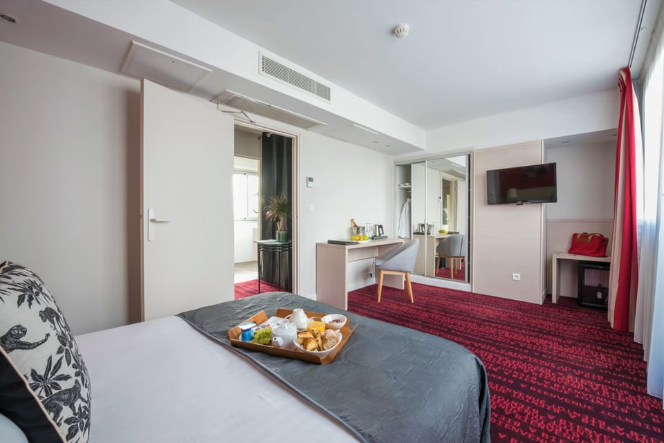 Luxury Double Room | Premium bedding, in-room safe, desk, laptop workspace