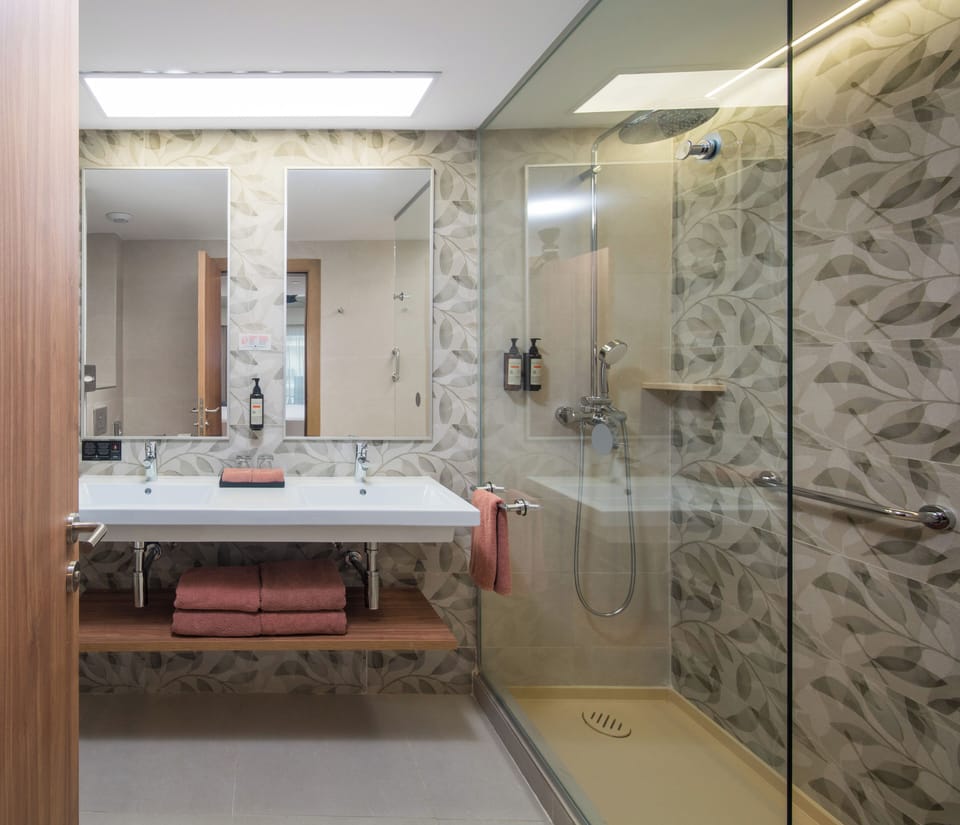 Combined shower/tub, eco-friendly toiletries, hair dryer, towels