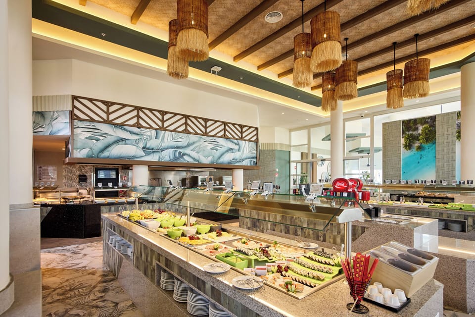 6 restaurants; breakfast and dinner served