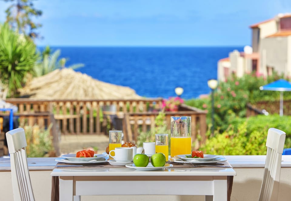 5 restaurants, breakfast served