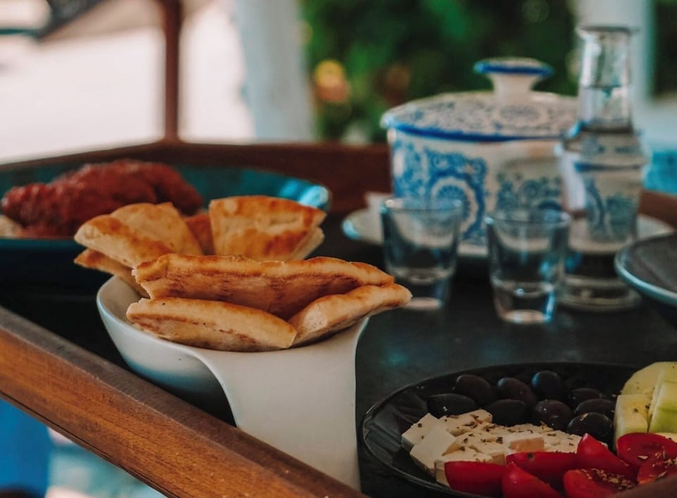 2 restaurants; breakfast, lunch, dinner, and brunch served
