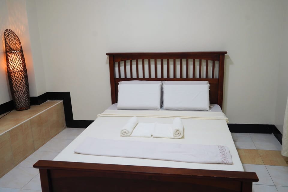 Twin Room | Desk, bed sheets