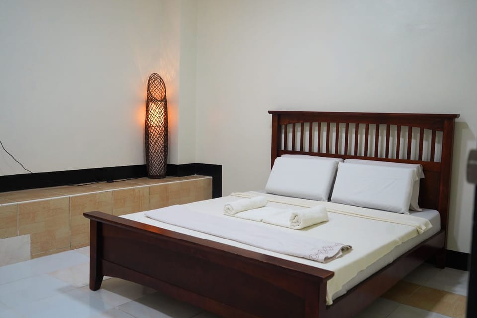 Twin Room | Desk, bed sheets