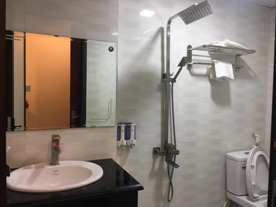 Basic Room | Bathroom | Shower, free toiletries, hair dryer, towels