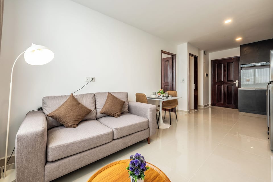 Comfort Condo, 1 Queen Bed, River View | Living area | 43-inch Smart TV with digital channels