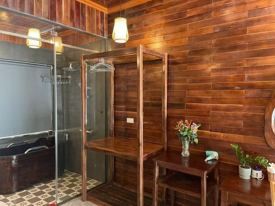 Rainfall showerhead, free toiletries, hair dryer, slippers