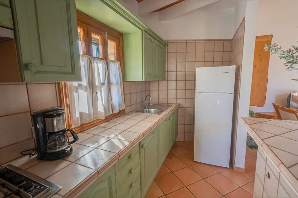 Comfort Cottage, Mountain View | Private kitchen | Coffee/tea maker, highchair