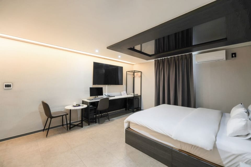 Suite, Non Smoking | Desk, laptop workspace, free WiFi, bed sheets