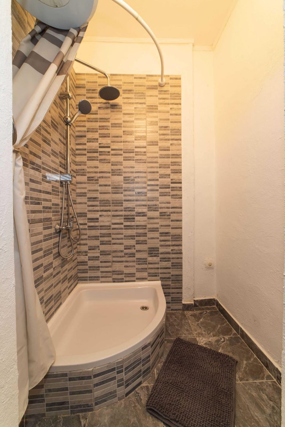Studio (Studio Apartment with Garden) | Bathroom | Shower, towels