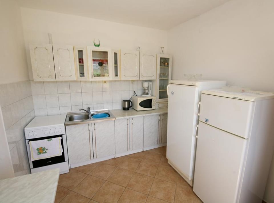 Apartment (Four Bedroom Apartment with Sea View) | Private kitchen | Fridge