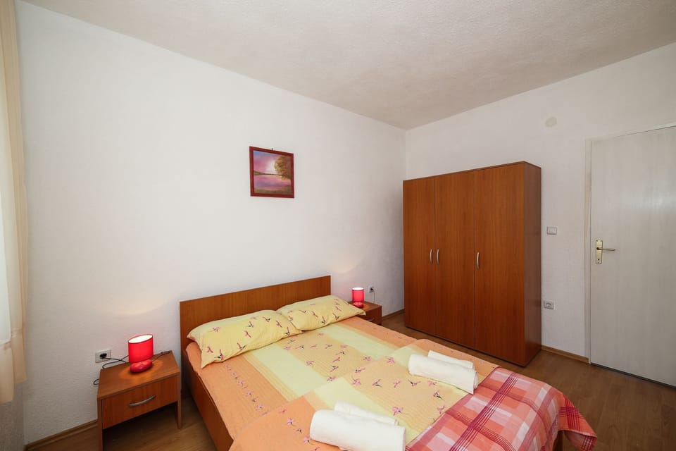 House (Five Bedroom Holiday Home with Terrac) | 5 bedrooms, cribs/infant beds, free WiFi