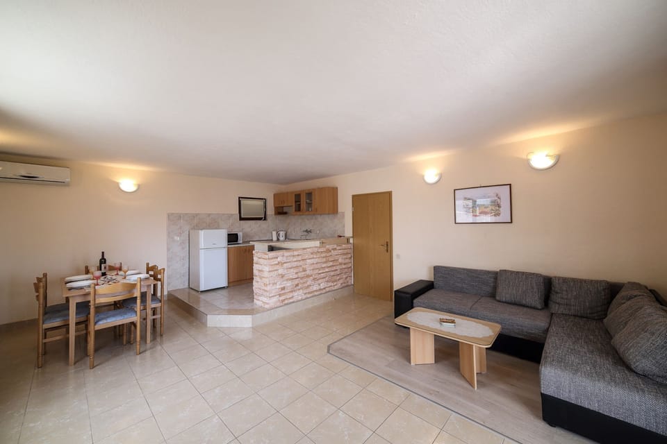 House (Five Bedroom Holiday Home with Terrac) | Living room | 32-inch flat-screen TV with satellite channels