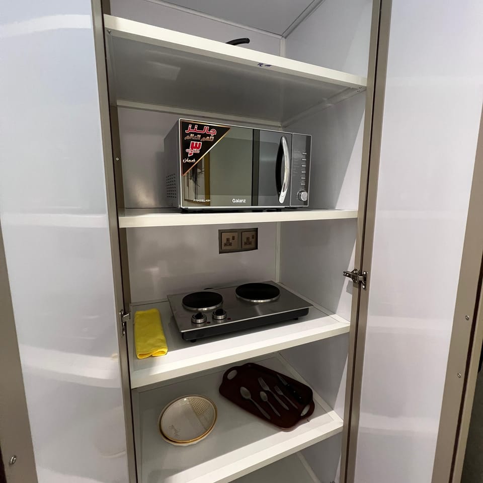 Full-size fridge, microwave, stovetop