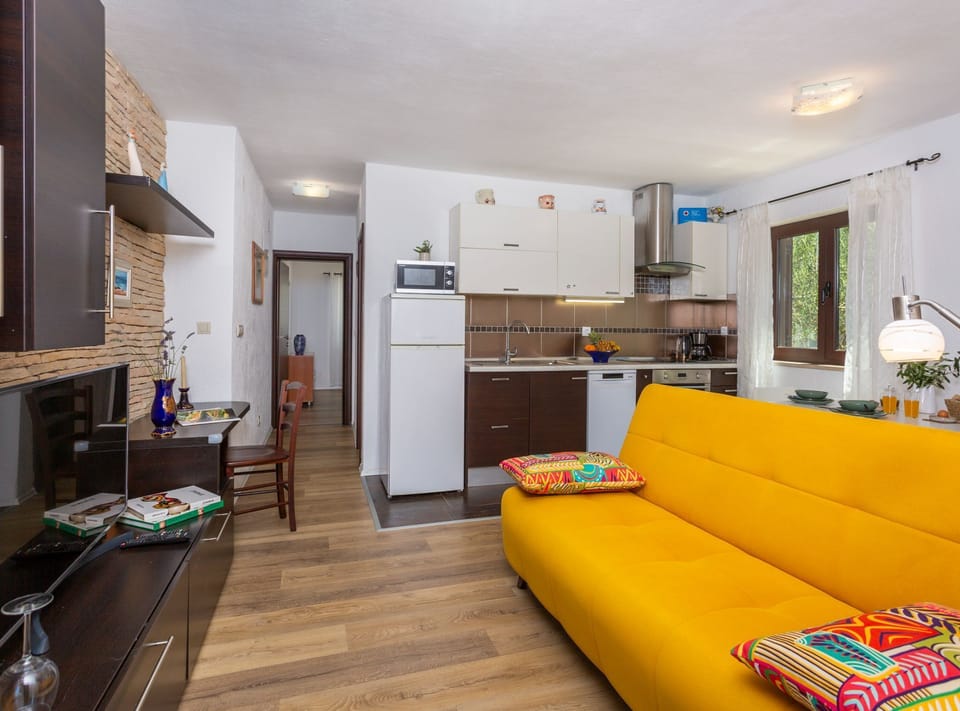 Apartment (One Bedroom Apartment with Terrace) | Living room | 32-inch flat-screen TV with satellite channels