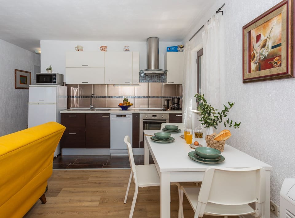 Apartment (One Bedroom Apartment with Terrace) | Dining room