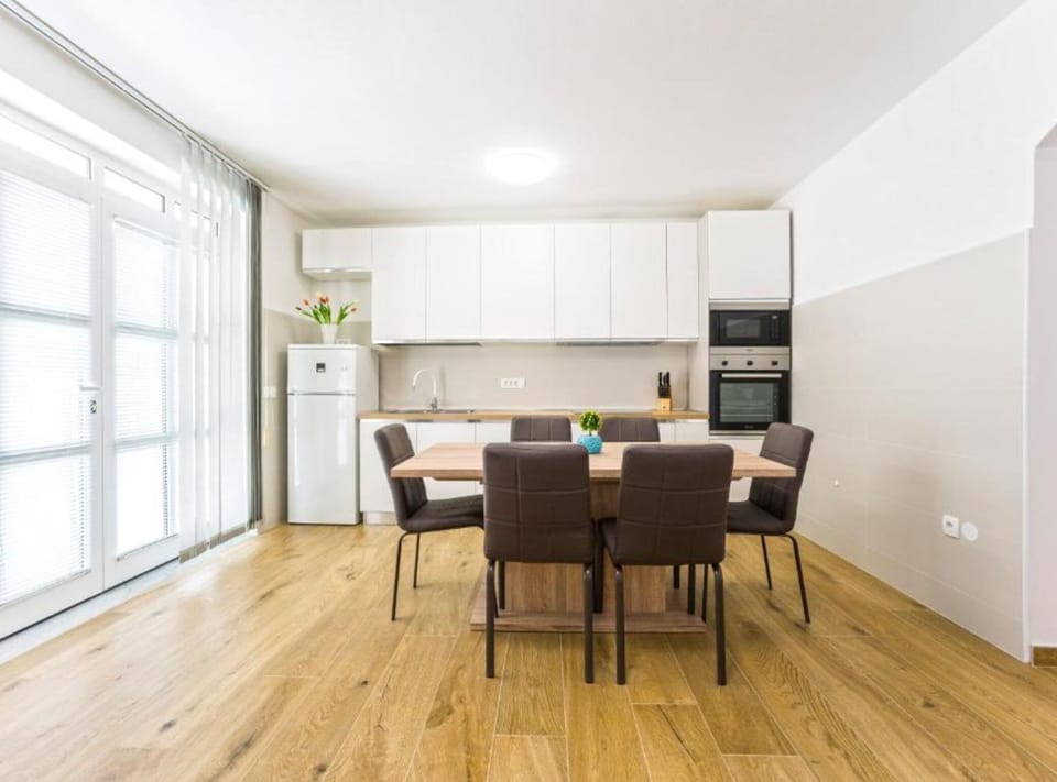 Villa (Two Bedroom Apartment With Private Po) | Dining room
